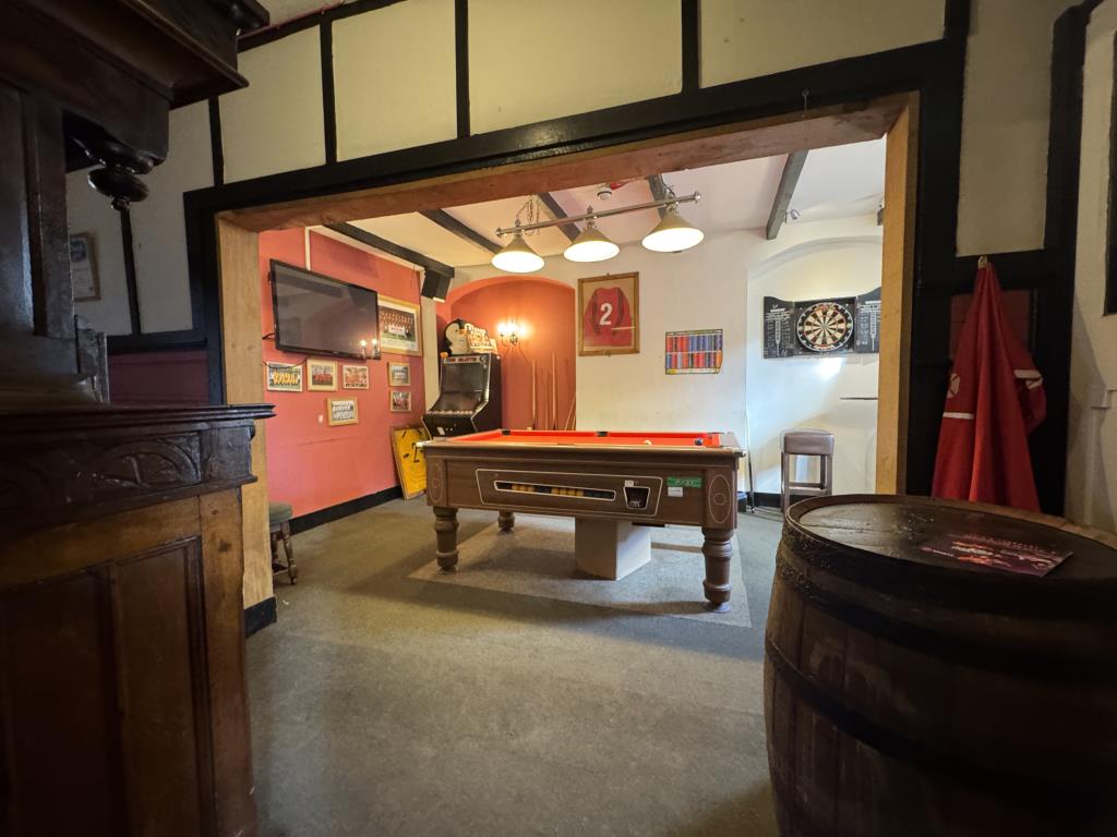 Lot: 115 - PUBLIC HOUSE WITH GUEST ACCOMMODATION - Pool room to the main bar